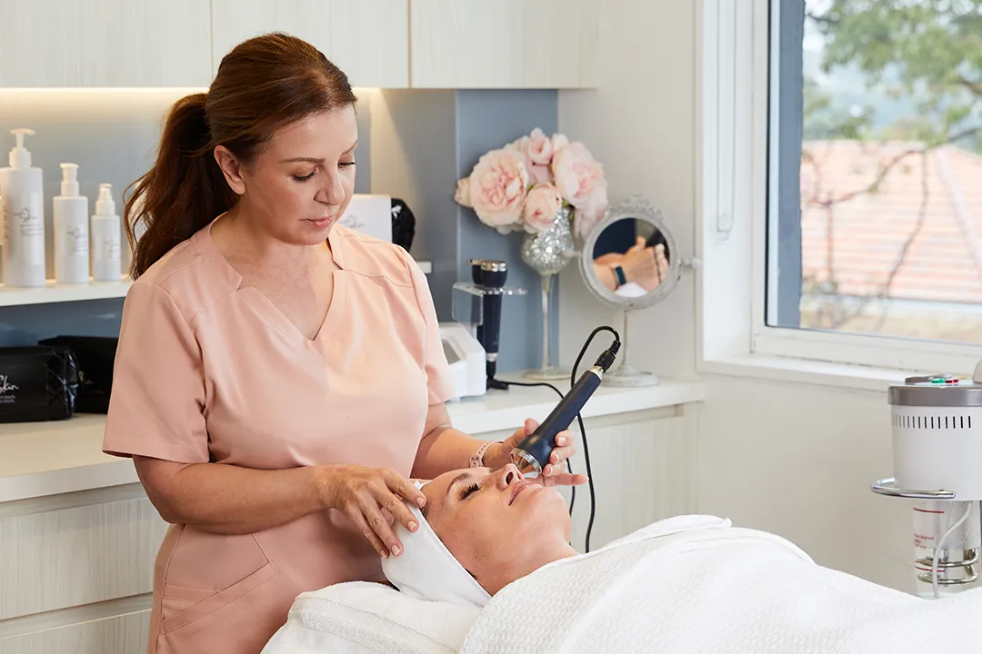 Ivana performing a sonophoresis treatment